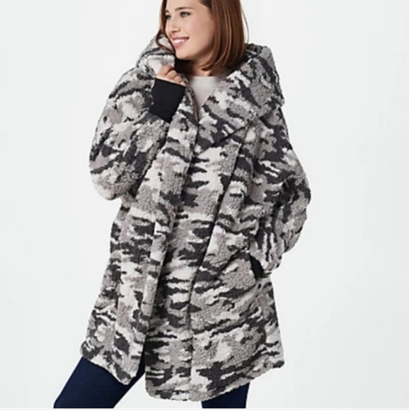 GILI Camo Oversized Sherpa Hooded Lounger Wearable Blanket - Picture 1 of 9